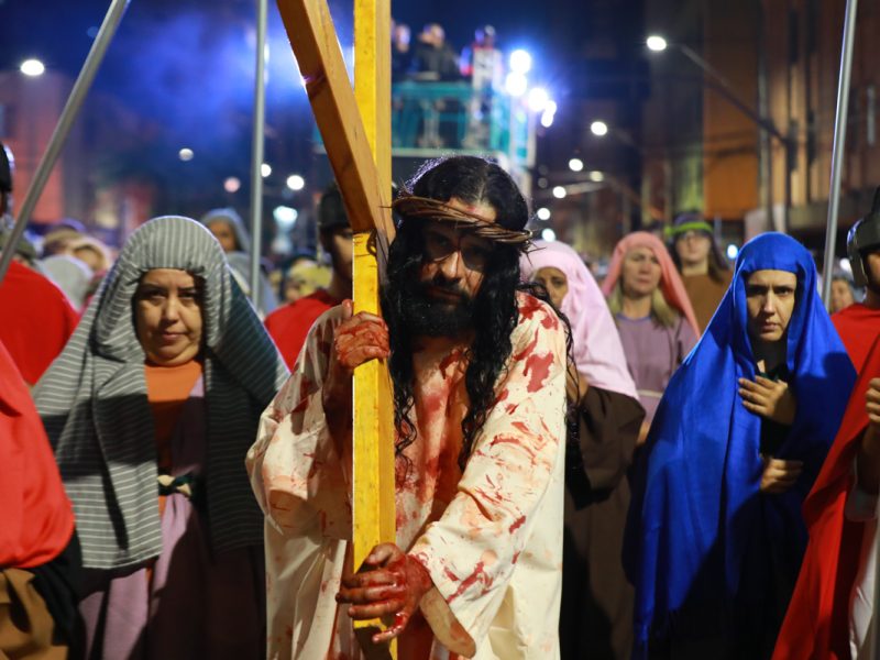 Padre Reginaldo Manzotti conduz Procissão luminosa com Via Sacra que encerra o 3º dia do Tríduo em Honra a Jesus das Santas Chagas