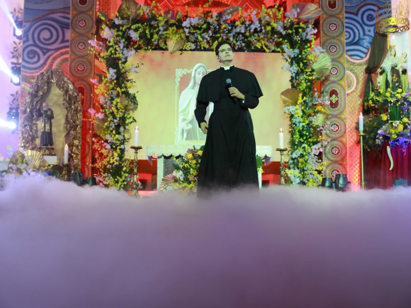 Padre Reginaldo Manzotti apresenta show em festa de Jesus das Santas Chagas