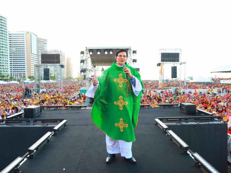 Mar de fiéis lotam o Aterro da Praia de Iracema no XVII Evangelizar É Preciso Fortaleza