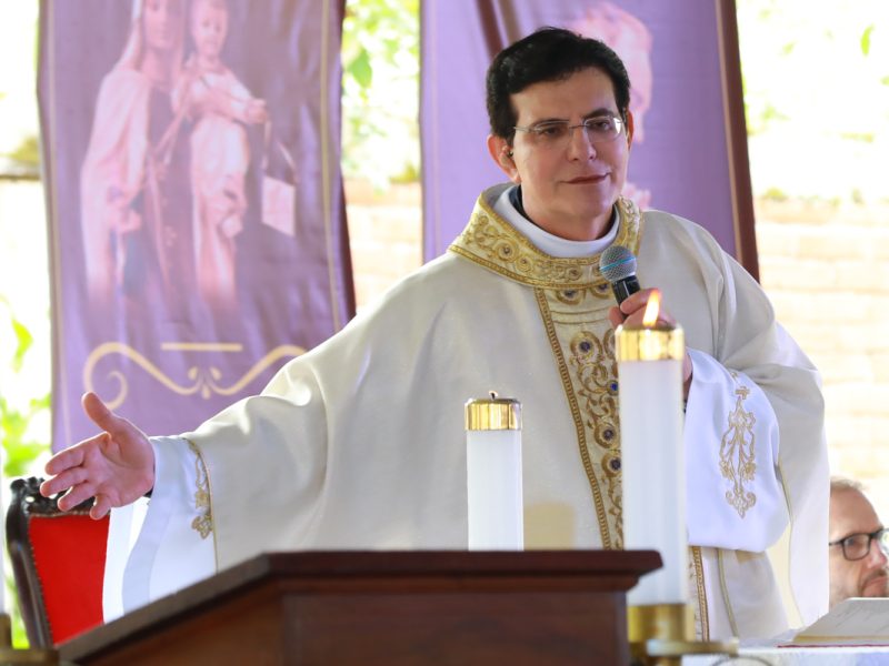 Padre Reginaldo Manzotti celebra a primeira Santa Missa na Terra Prometida da Associação Evangelizar É Preciso