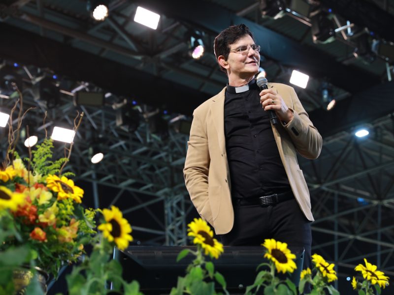 Padre Reginaldo Manzotti conduz Momento de Espiritualidade em Maringá, no Paraná