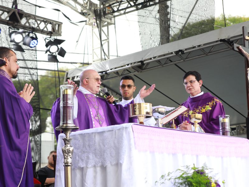 Dom José Antonio Peruzzo concelebra Missa Solene de Finados com Padre Reginaldo Manzotti