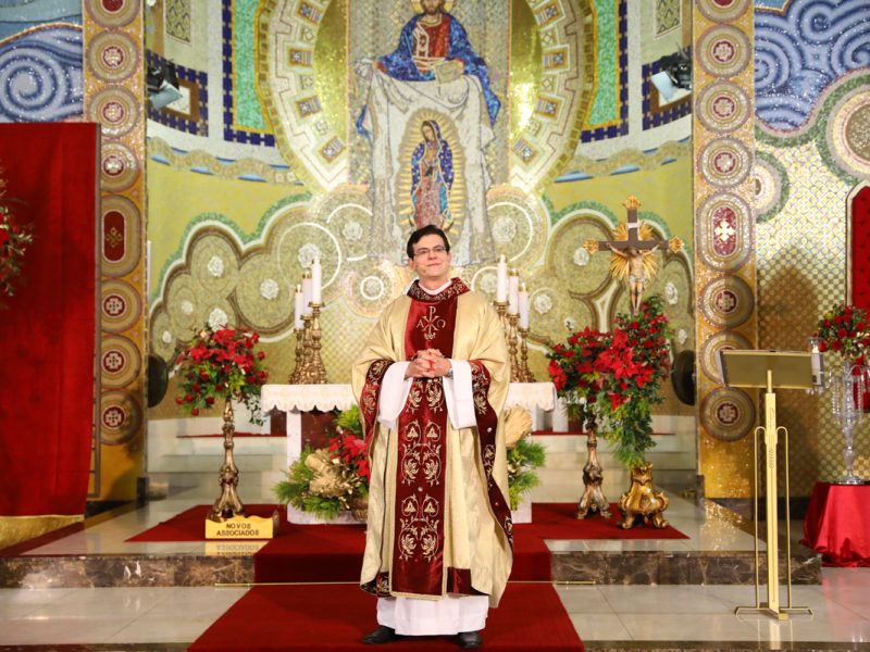 Padre Reginaldo Manzotti celebra Santa Missa do Galo em Curitiba (PR)