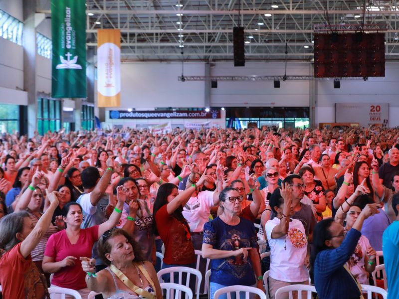 Milhares de fiéis participaram da Santa Missa de encerramento do Retiro Nacional