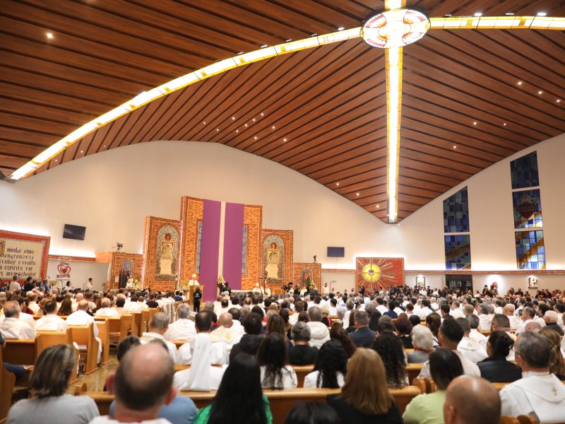 Padre Manzotti participa da Missa dos Santos Óleos