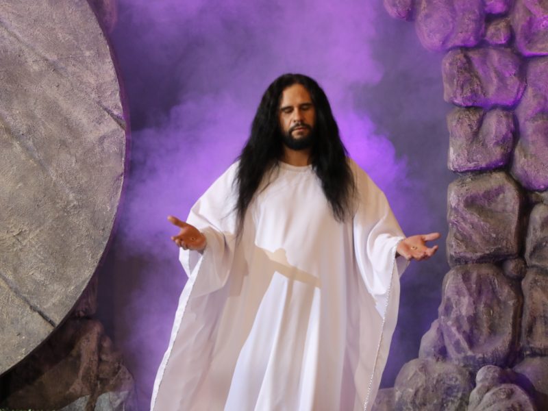 Padre Reginaldo Manzotti conduz a Vigília Pascal