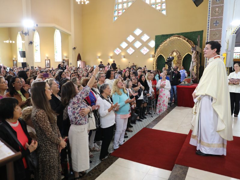 Padre Manzotti celebra Santa Missa em honra ao dia das mães