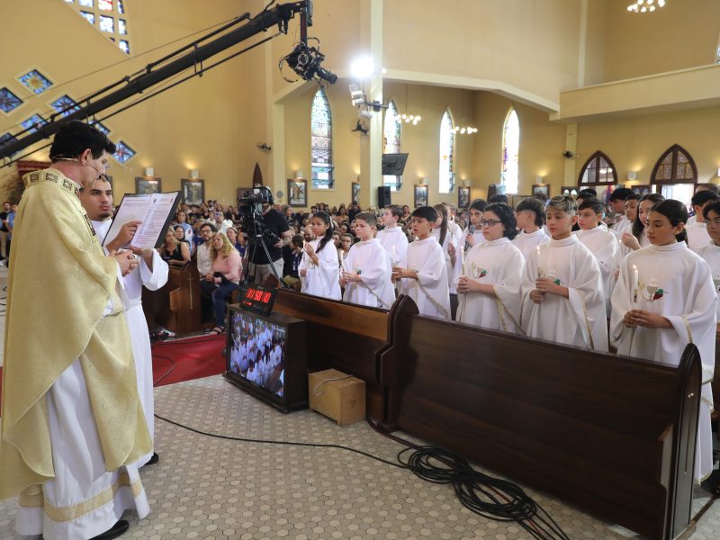 Padre Reginaldo Manzotti conduz celebração da Primeira Eucaristia em Curitiba (PR)