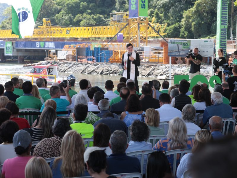 Padre Reginaldo abençoa trabalhadores da Ponte de Guaratuba (PR)