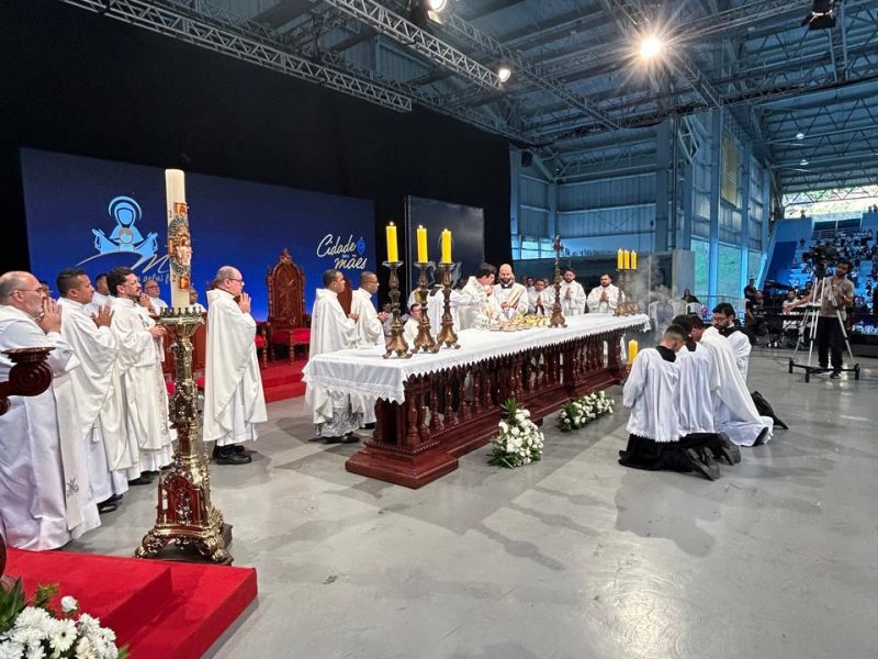 Padre Reginaldo Manzotti participa do Acampamento Mães que Oram pelos filhos na Canção Nova