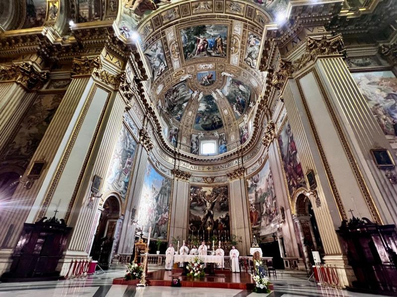 Padre Manzotti preside a missa de abertura do Congresso de Pentecostes