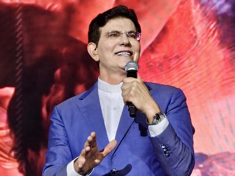 Padre Reginaldo Manzotti participa do Totus Tuus e emociona multidão com show de evangelização