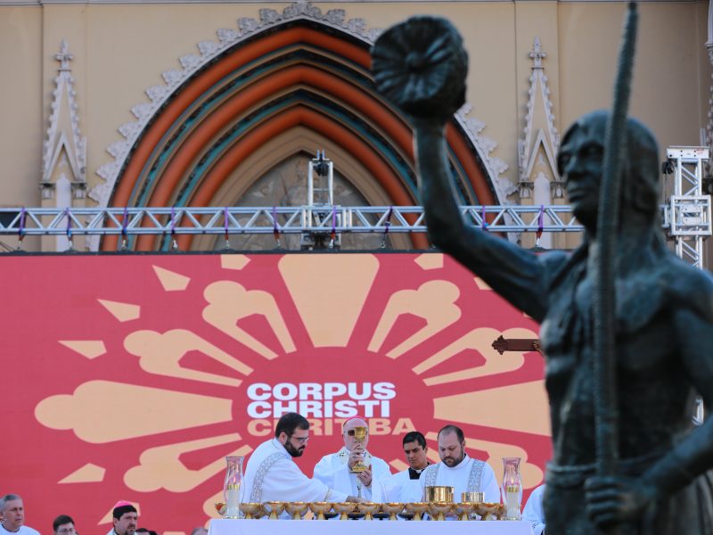Milhares de pessoas participaram do Corpus Christi de Curitiba