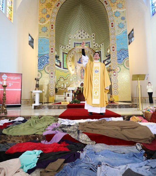 Padre Reginaldo Manzotti inicia as celebrações de Corpus Christi com tapete solidário