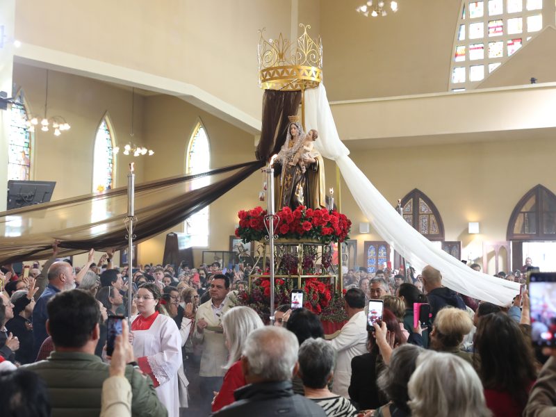 Padre Reginaldo Manzotti preside Santa Missa Solene de Nossa Senhora do Carmo