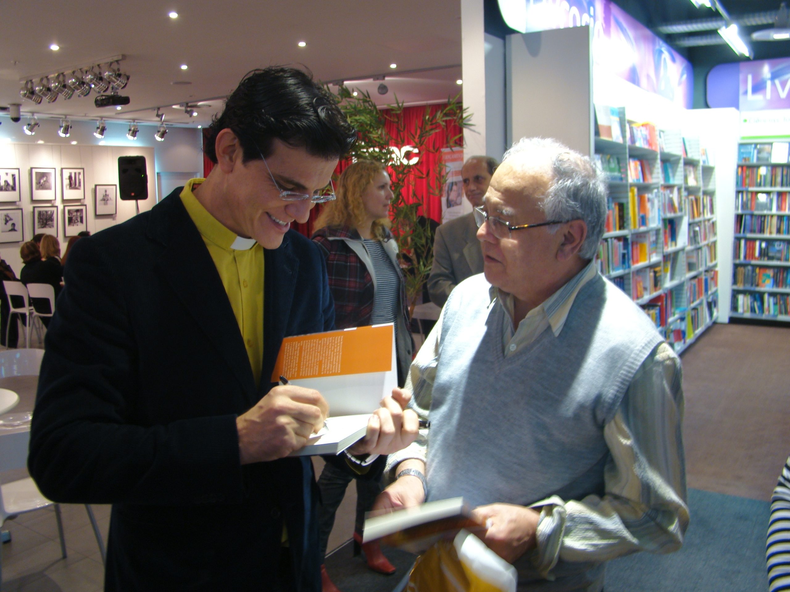 Lançamento do primeiro livro “Um mês em Oração”.