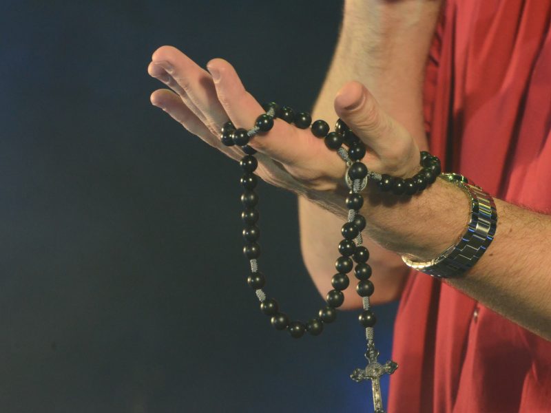 A oração do terço, o Santo Rosário, é uma meditação dos mistérios salvíficos