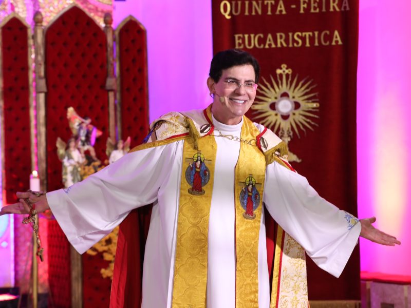 Padre Reginaldo Manzotti conduz o último dia do Cerco de Jericó na Quinta-Eucarística