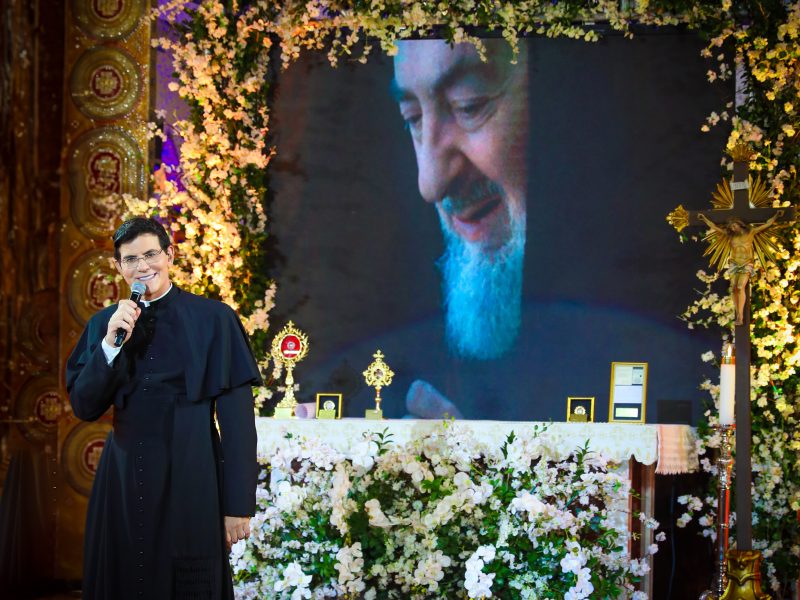 Padre Reginaldo Manzotti recebeu obra sacra feita por artista italiano premiado