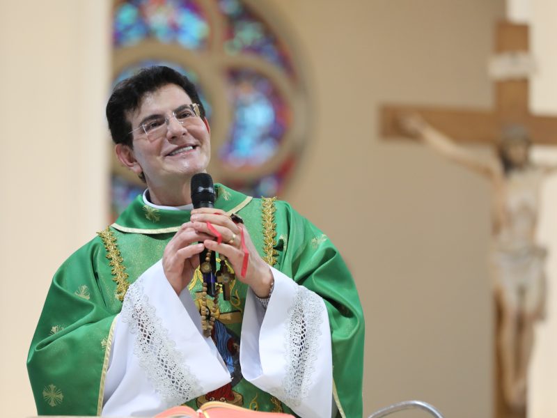 Fiéis participam da missa de envio do XVIII Evangelizar É Preciso Fortaleza, na Catedral Metropolitana