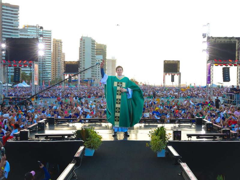 Padre Reginaldo Manzotti arrasta multidão e transforma Praia de Iracema em palco de fé