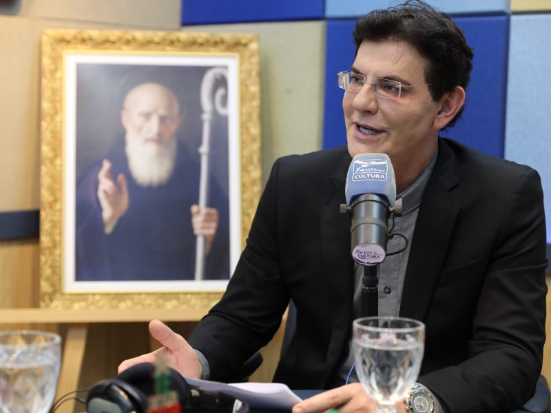 Padre Reginaldo Manzotti visita a Rádio Cultura de Aracaju