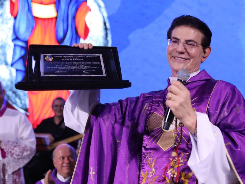 Padre Reginaldo Manzotti recebe Moção de Aplausos da Câmara Municipal de Coronel Fabriciano durante evento lotado