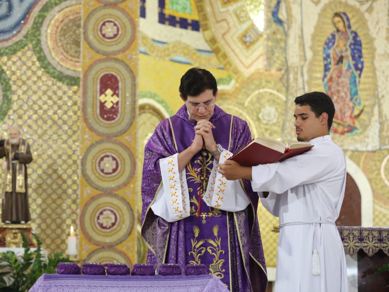 Padre Reginaldo Manzotti preside Missa de Cinzas
