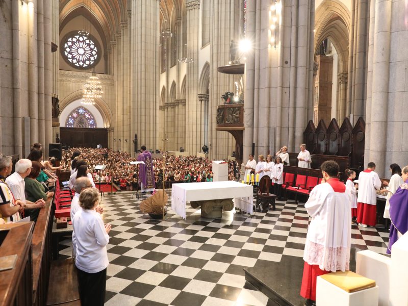 Padre Reginaldo Manzotti preside Missa da Família Evangelizar na Catedral da Sé