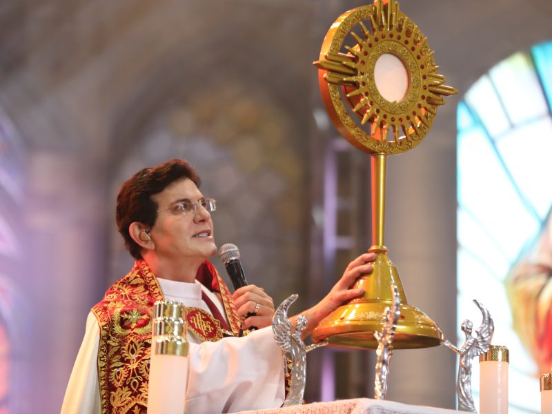 Padre Reginaldo Manzotti conduz a Adoração do Santíssimo Sacramento