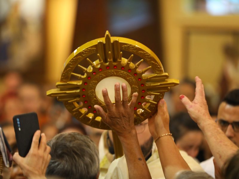 Interceder é pedir algo em favor de uma outra pessoa.