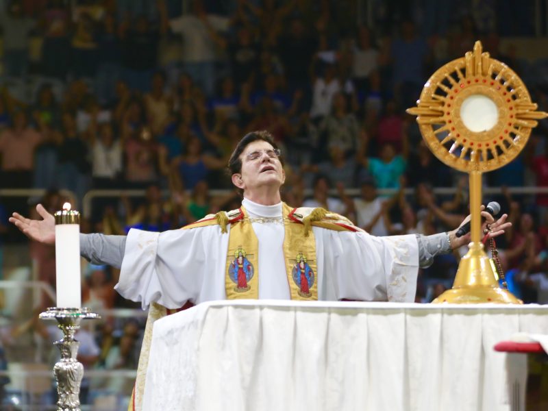 Fiéis lotam o II Evangelizar é Preciso no Rio de Janeiro em uma tarde de fé e emoção