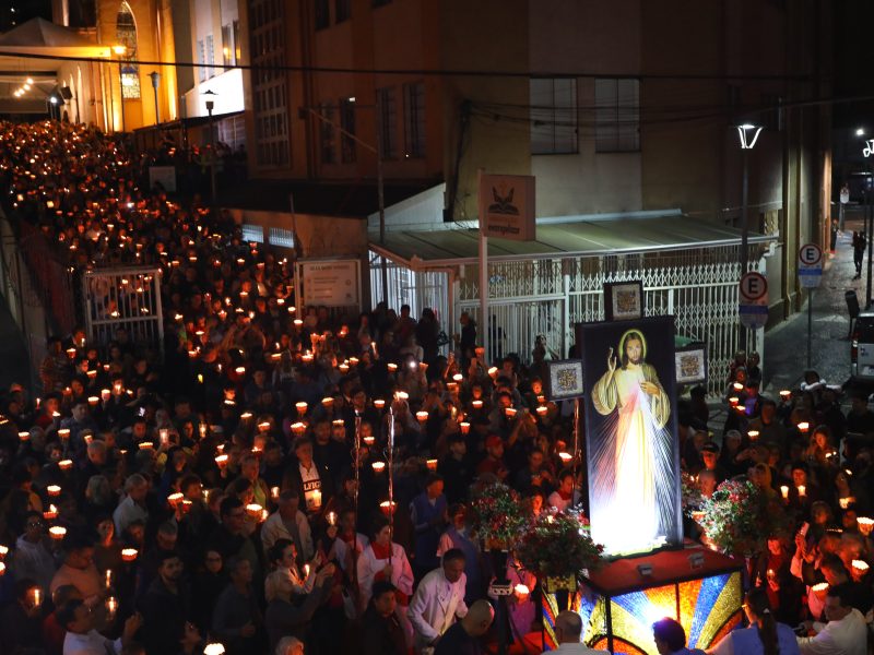Procissão luminosa mobiliza fiéis e bloqueia ruas do centro de Curitiba neste domingo da Misericórdia (12)