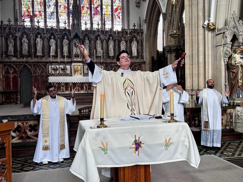 Padre Reginaldo Manzotti celebra Santa Missa em Liverpool