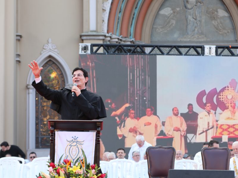 Padre Reginaldo Manzotti participa do Corpus Christi de Curitiba