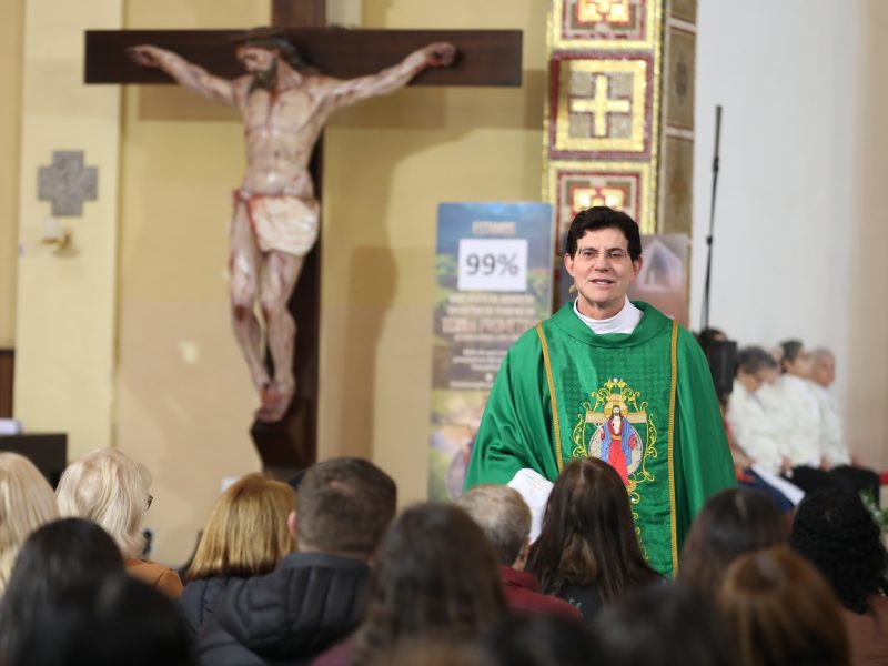Padre Reginaldo Manzotti conduz Missa de envio das 24 horas em Oração