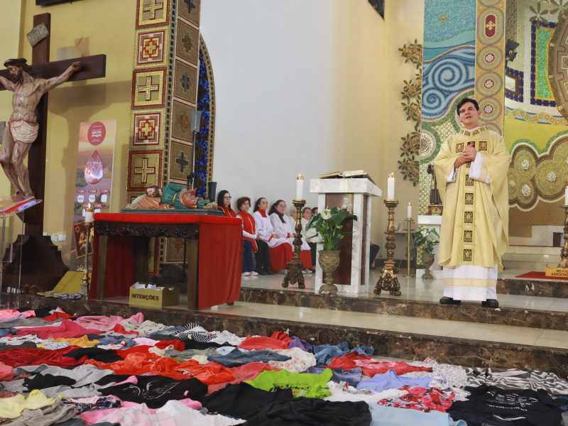 Padre Reginaldo Manzotti inicia as celebrações de Corpus Christi com tapete solidário