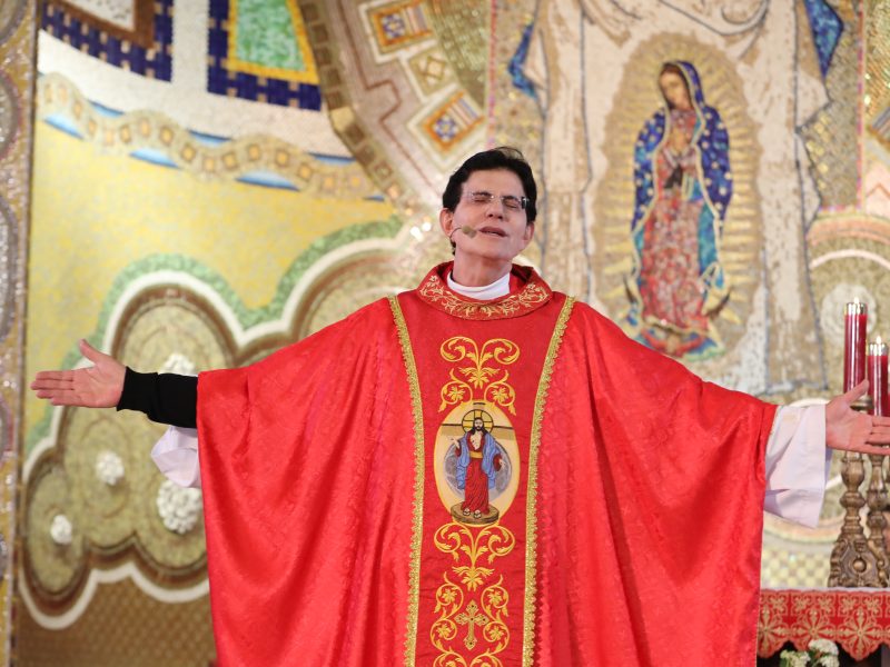 Padre Reginaldo Manzotti conduz a missa de abertura das 24 horas em Oração