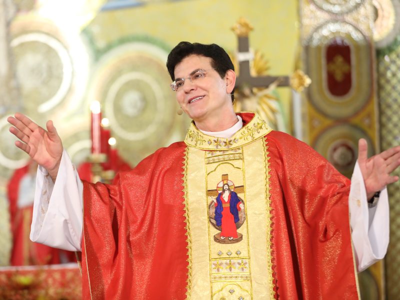 Padre Reginaldo Manzotti recebe milhares de fiéis neste final de semana em Curitiba