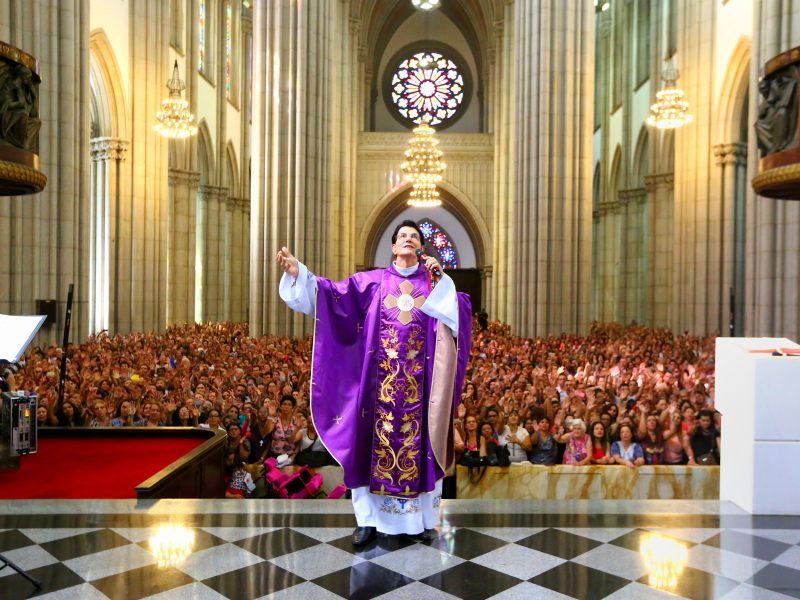 Dia do Padre: há mais de 30 anos, Padre Reginaldo Manzotti dedica sua vida à missão de evangelizar milhões de pessoas