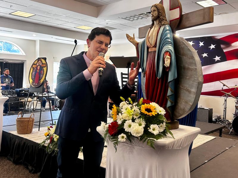 Padre Reginaldo Manzotti reúne fiéis em retiro de fé e espiritualidade nos Estados Unidos