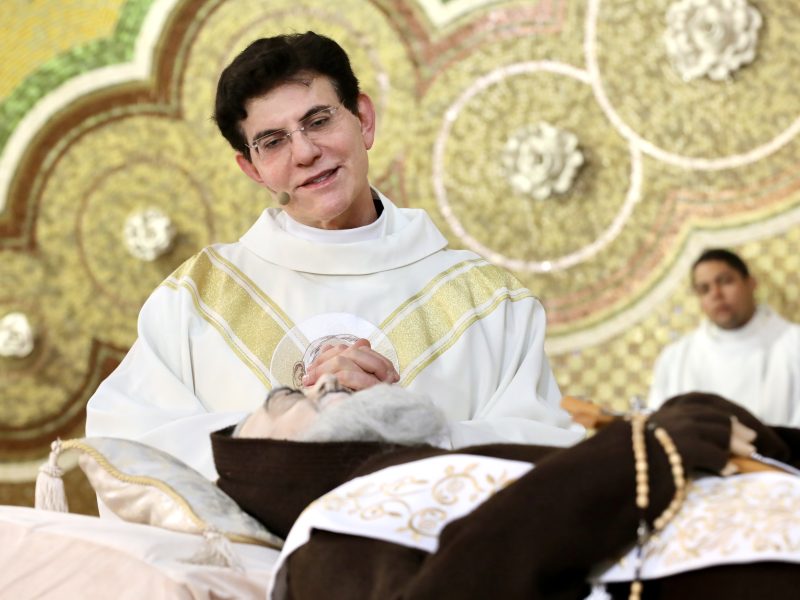 Padre Reginaldo Manzotti preside Santa Missa em honra a São Pio de Pietrelcina