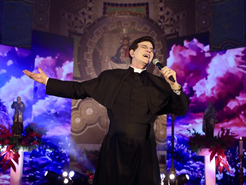 Show de Evangelização com Padre Reginaldo Manzotti reúne fiéis no Santuário