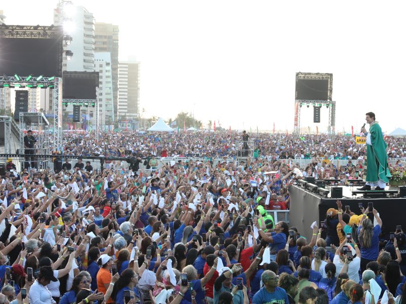 XIX Evangelizar é Preciso Fortaleza reúne fé, música e solidariedade no Aterro da Praia de Iracema