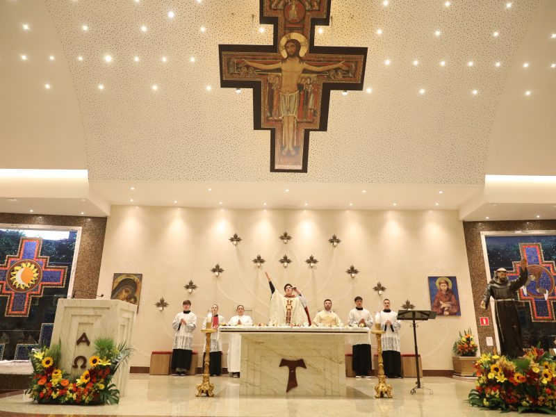 Padre Reginaldo Manzotti preside 3º dia do triduo de São Francisco de Assis