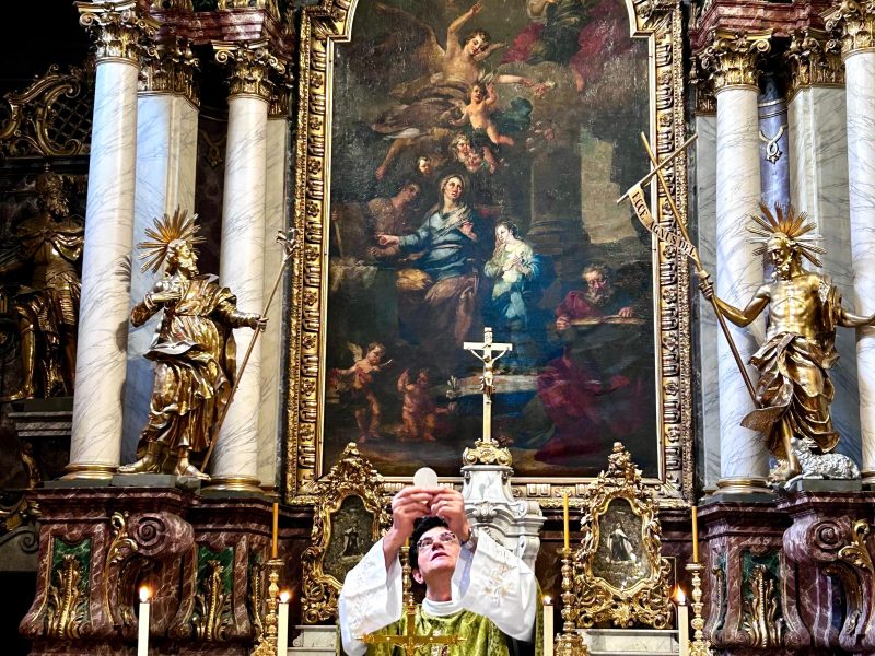 Padre Reginaldo Manzotti celebra Santa Missa pelos casais em Budapeste